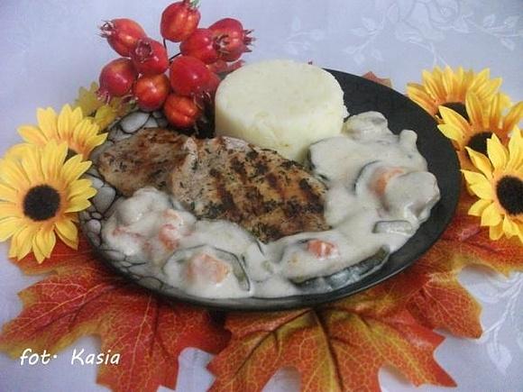 Grillowany schab z warzywami w sosie śmietanowym