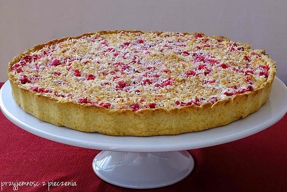 Tarta śmietankowa z czerwoną porzeczką