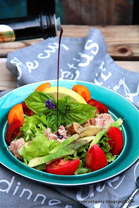 Sałatka z tuńczykiem, avocado, pomidorami i olejem z pestek dyni