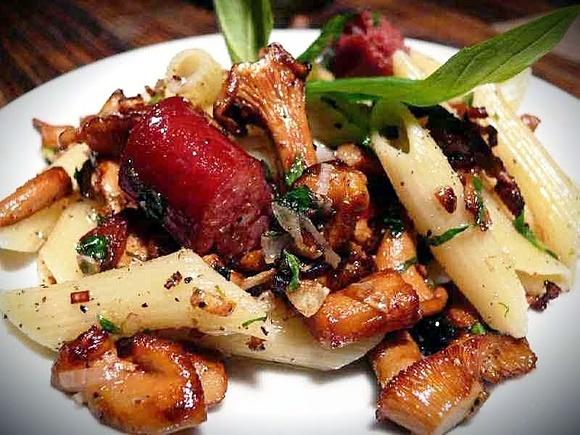 Penne z kurkami i kabanosem orzechowym