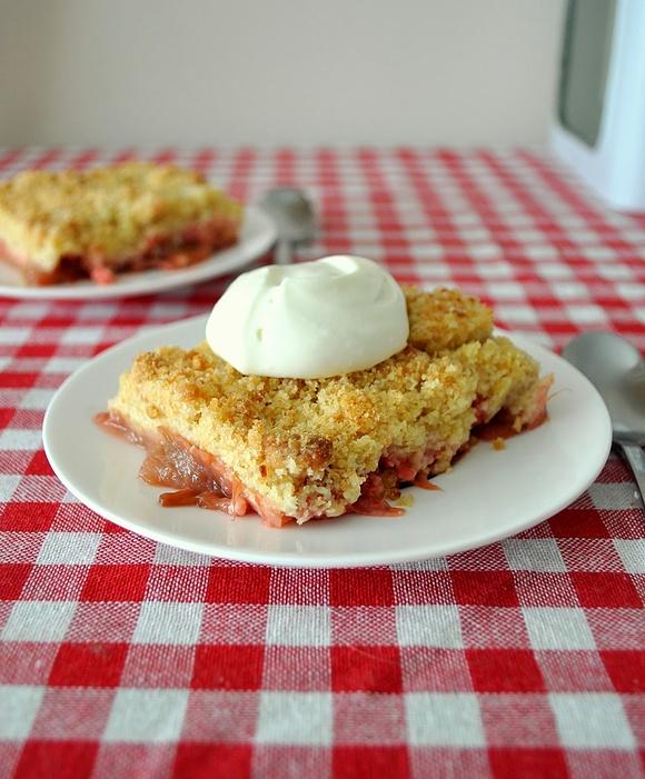 Rabarbarowe crumble z truskawkami