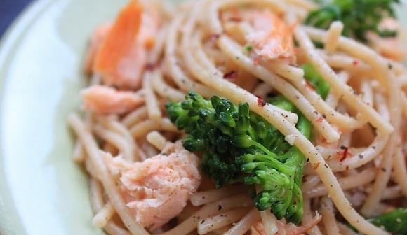 Spaghetti z łososiem i brokułami