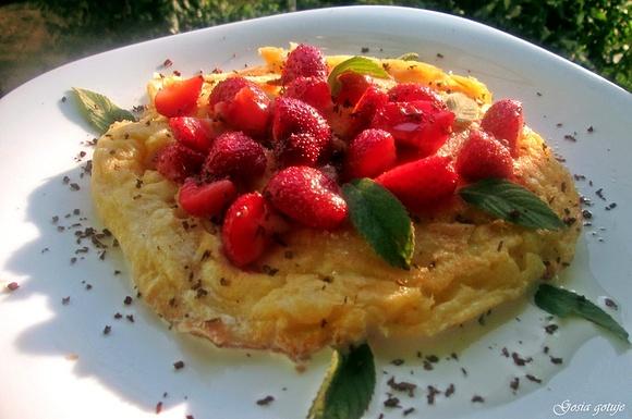 Puszysty omlet z truskawkami
