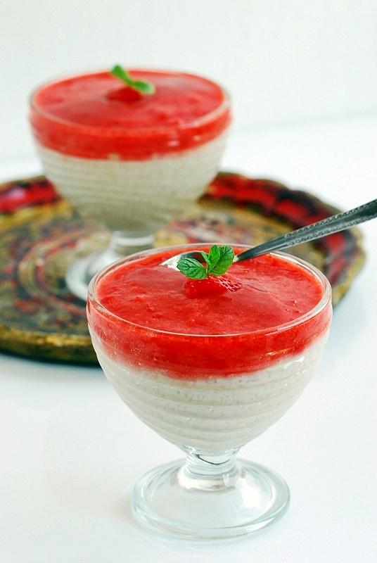 Jasminowo-migdałowy pudding ryżowy z owocami