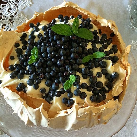 Pavlova z jagodami i śmietankowym kremem