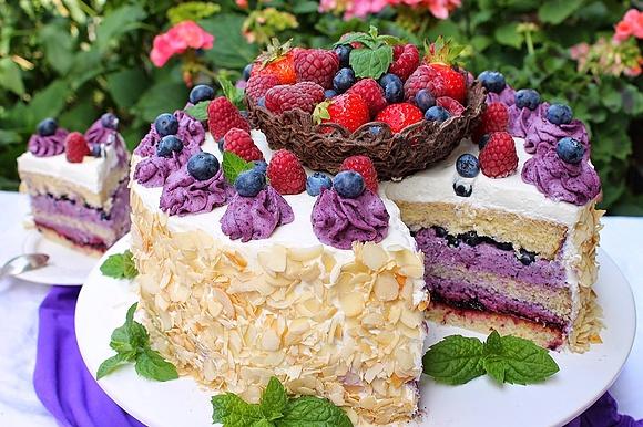 Tort jagodowy z koszyczkiem
