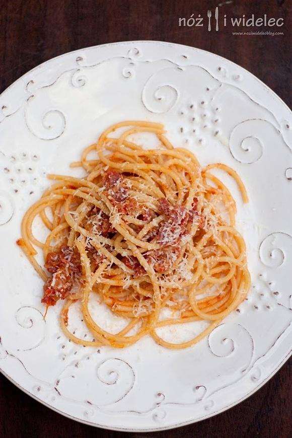 Bucatini z pomidorami, pancettą, chilli i pecorino