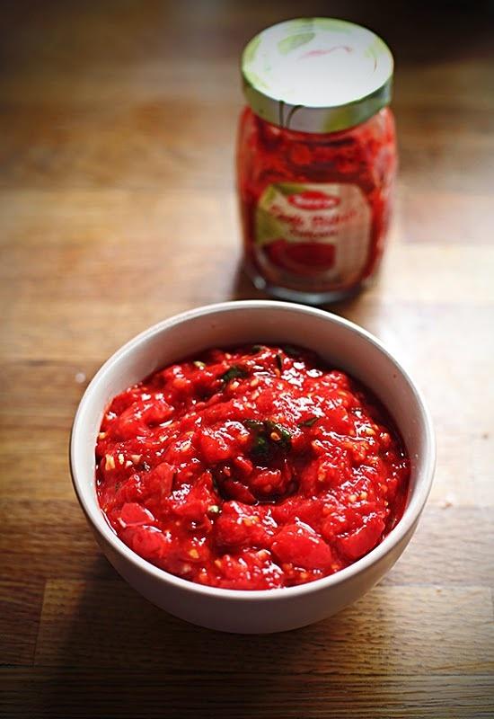 Salsa działkowa z pomidorami i bazylią