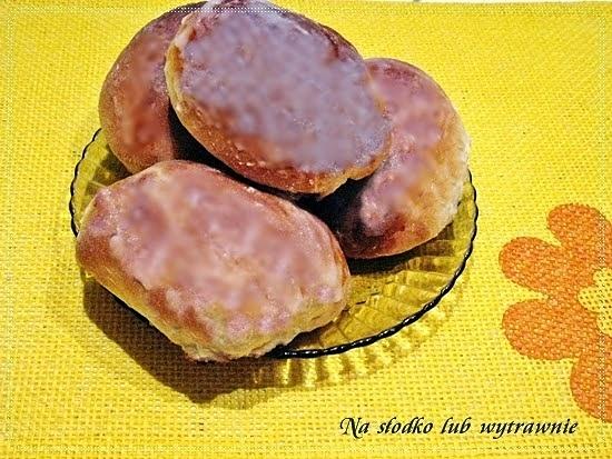 Jagodzianki z miodem - przepis na drożdżowe bułki z jagodami