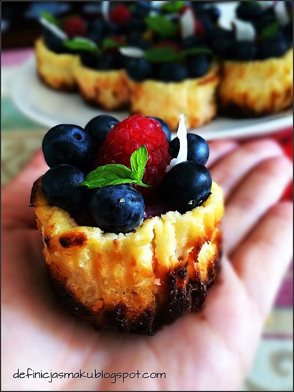 Waniliowe mini serniczki z malinami, borówkami i cassis curd