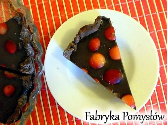 Tarta z kremem czekoladowym i czereśniami