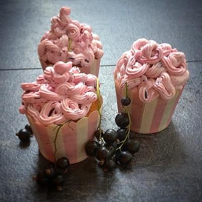 Muffinki porzeczkowe z konfiturą i kremem