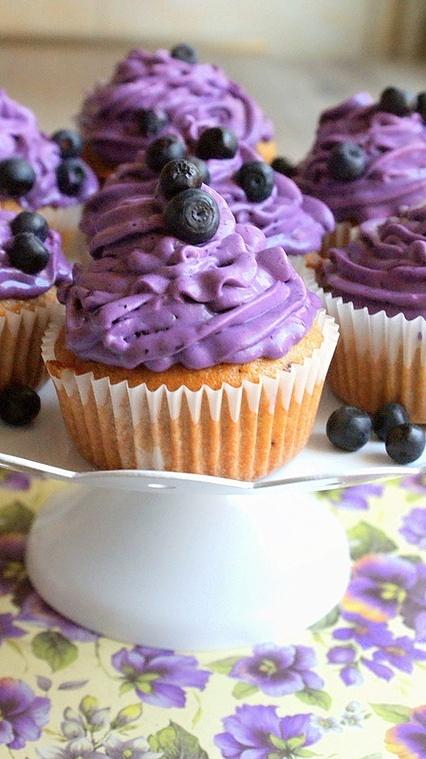 Jagodowe cupcakes - przepis na miękkie i aromatyczne babeczki