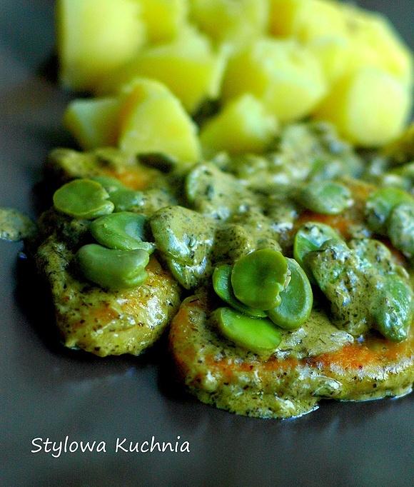 Pierś z kurczaka w kremowym sosie pesto z bobem