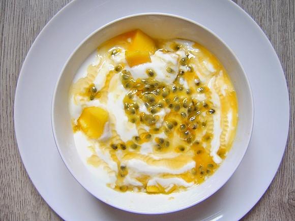 Lekki owocowy deser z mango, marakują i jogurtem