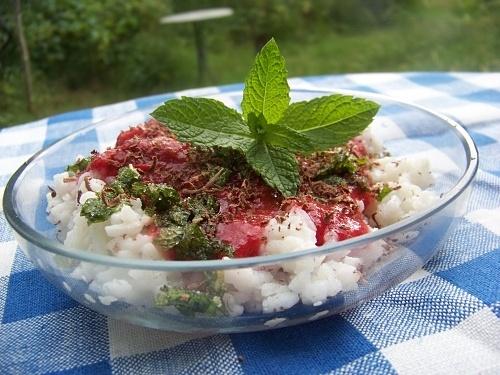 Ryżowy deser z malinowym sosem i miętą