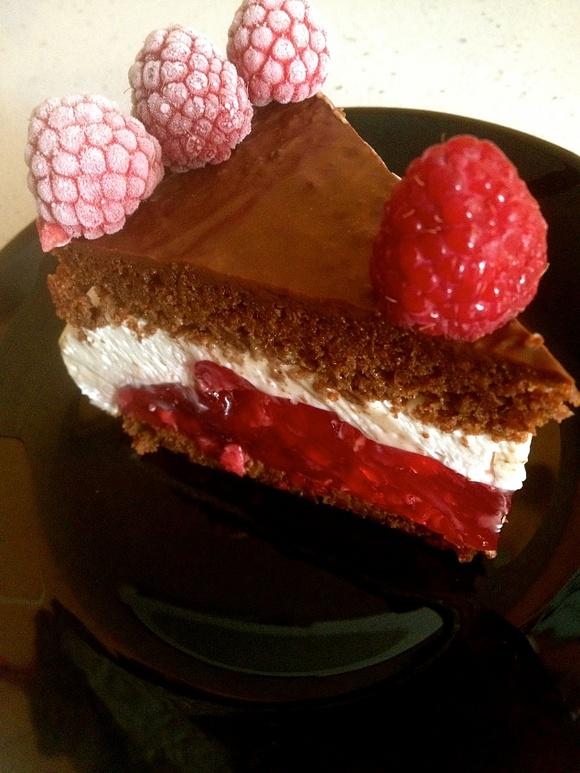 Tort kawowo-czekoladowy z malinami