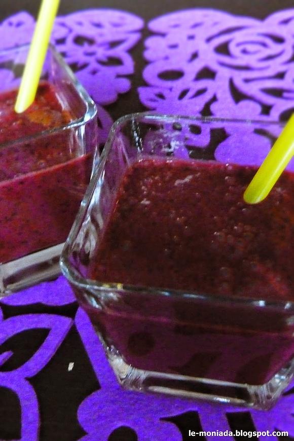 Koktajl jagodowy z kefirem i cukrem