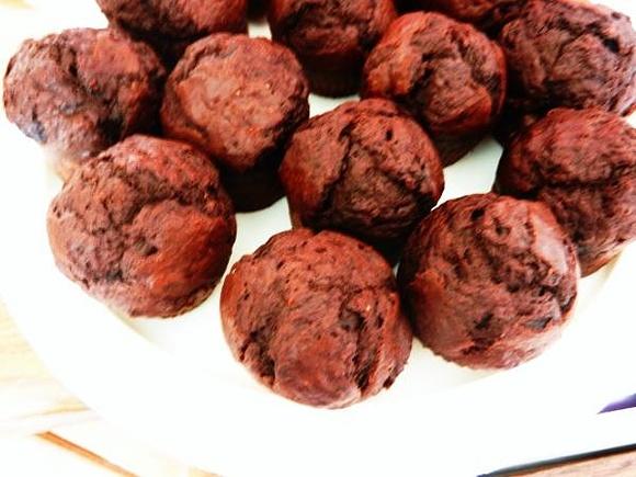 Muffiny potrójnie czekoladowe z gorzką i białą czekoladą