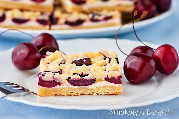 Kruchy placek z twarogiem i czereśniami
