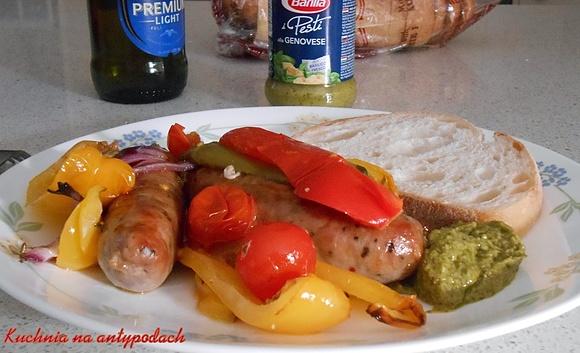 Pieczone kiełbaski z pesto