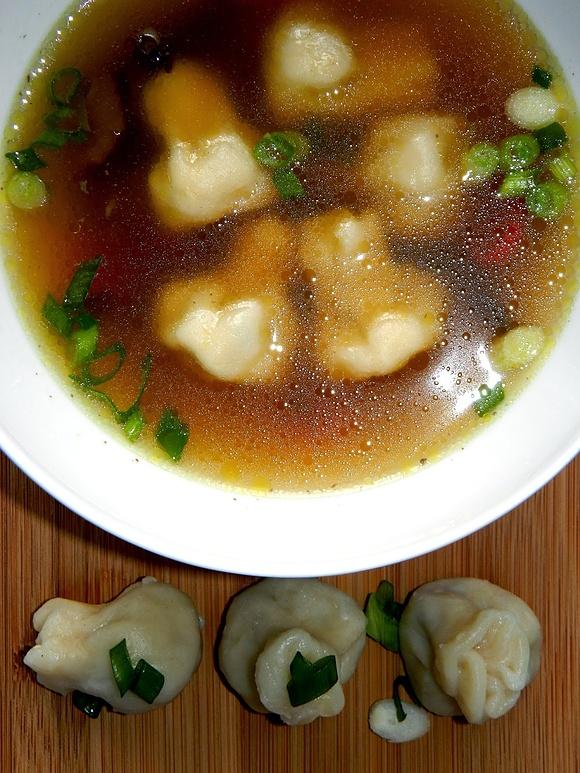 Pikantna zupa z pierożkami wonton