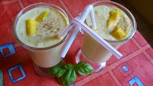 Mango Lassi - indyjski koktajl z mango i bananami