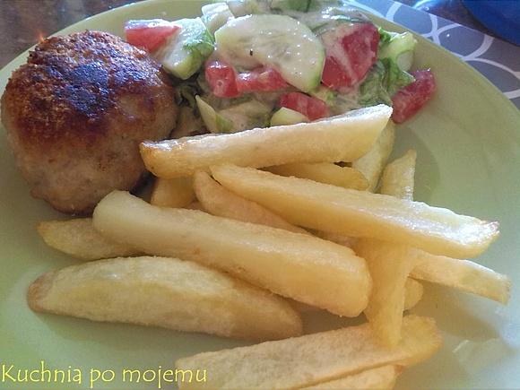 Frytki para-belgijskie w prostym zestawie obiadowym