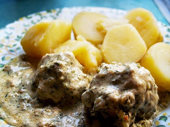 Pulpety z indyka z pietruszką w sosie śmietanowo-koperkowym
