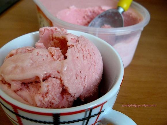 Lody z czerwonej porzeczki