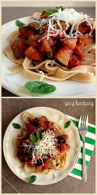 Tagliatelle z sosem pomidorowo-bakłażanowo-cukiniowym