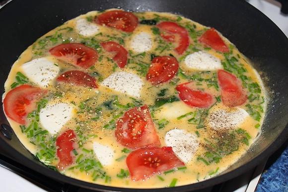 Frittata ze szpinakiem, mozzarellą i pomidorem