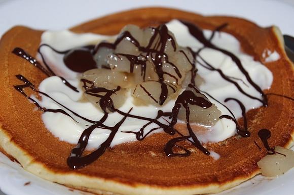 Pancakes z karmelizowanymi gruszkami, mascarpone i czekoladą