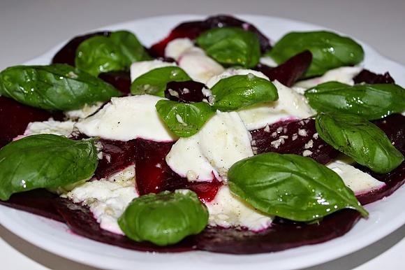 Caprese z pieczonych buraczków