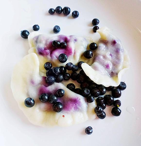 Pierogi z czarnymi jagodami i serkiem ricotta