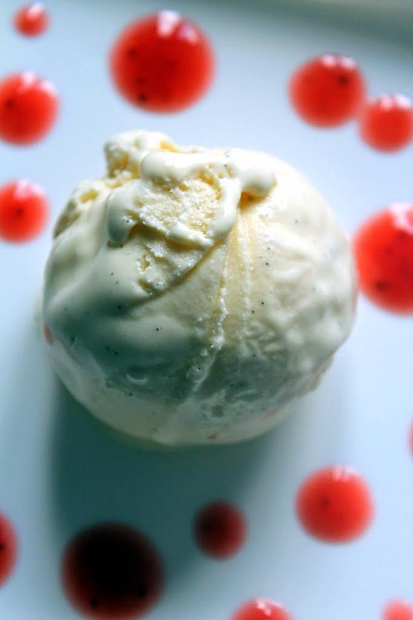 Lody waniliowe z sosem truskawkowym