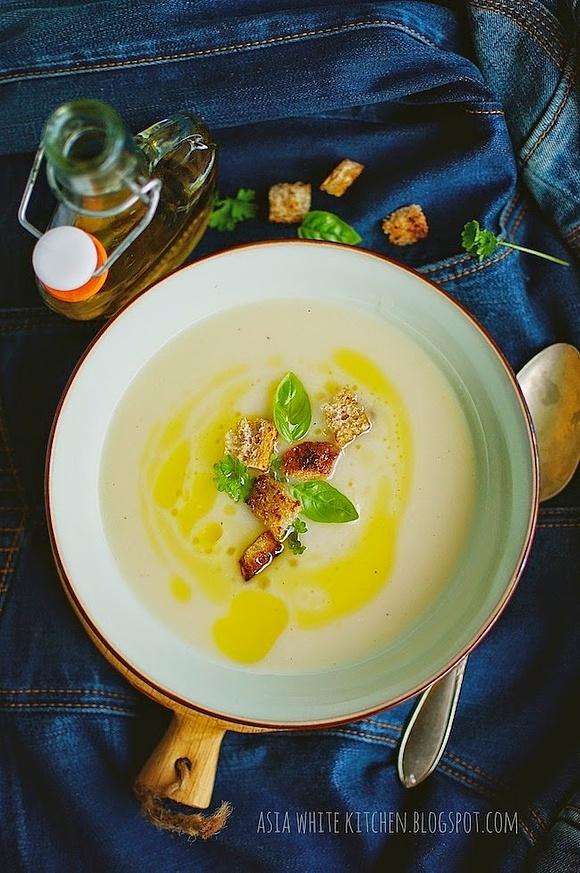 Zupa krem kalafiorowo-ziemniaczana z grzankami