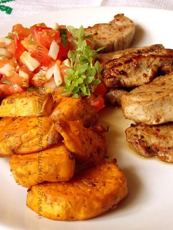 Pieczone bataty z polędwiczką i salsą