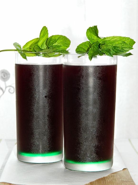 Neony Tokyo - orzeźwiający drink z ginu i soków z czarnej porzeczki i kaktusa