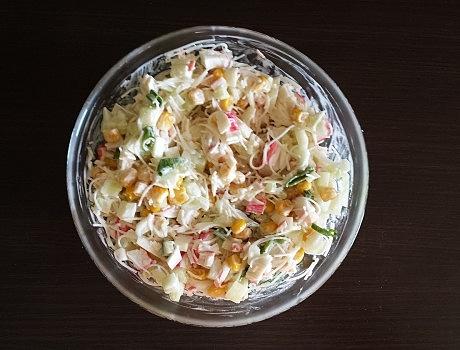 Sałatka z surimi i szczypiorkiem