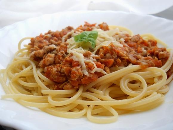 Spaghetti z sosem bolognese i pieczarkami