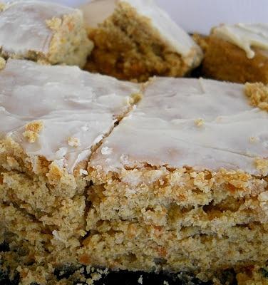 Ciasto marchewkowe z cynamonem i polewą z białej czekolady