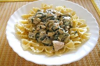 Makaron z kurczakiem szpinakiem i pieczarkami