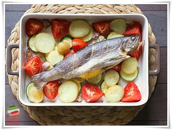 Pstrąg pieczony z warzywami