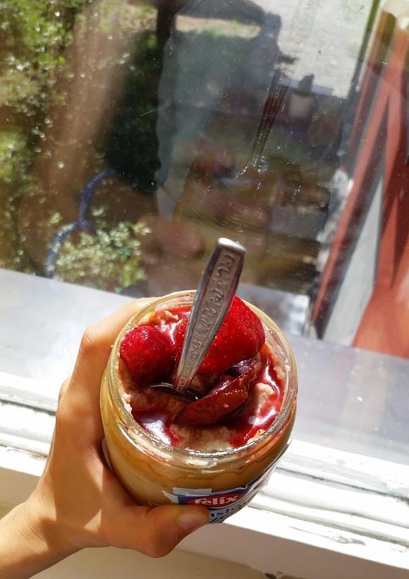 Kremowy pudding kokosowo-bananowy z masłem orzechowym i ricottą z morelami
