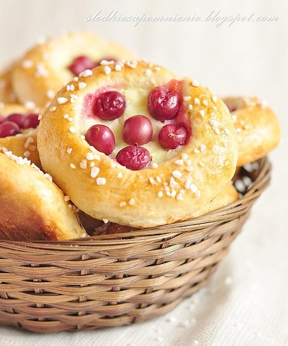 Drożdżówki z budyniem i agrestem