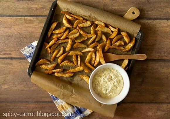 Opiekane pikantne wedges z sosem