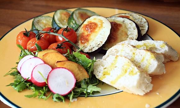 Zapiekane warzywa z mozzarellą i pomidorami