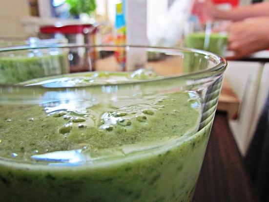 Zielony smoothie z jarmużu bananami i sokiem jabłkowym