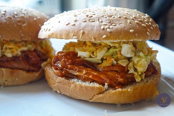 Kanapki na ciepło z pulled pork barbecue